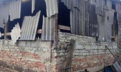 Обстріли Харківщини за добу: постраждали двоє цивільних, побиті склади та підприємство Наслідки обстрілу в селі Рясне на Харківщині, 30 березня 2026
