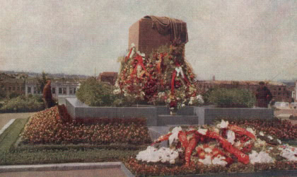Пам’ятник борцям Жовтневої революції, листівка 1960 року