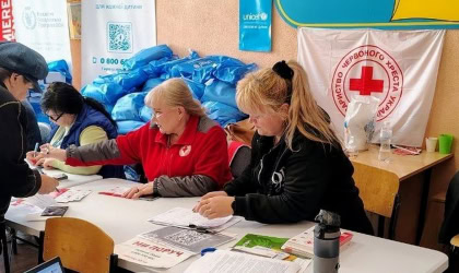 Працівники Червоного Хреста у транзитному центрі для ВПО в Харкові
