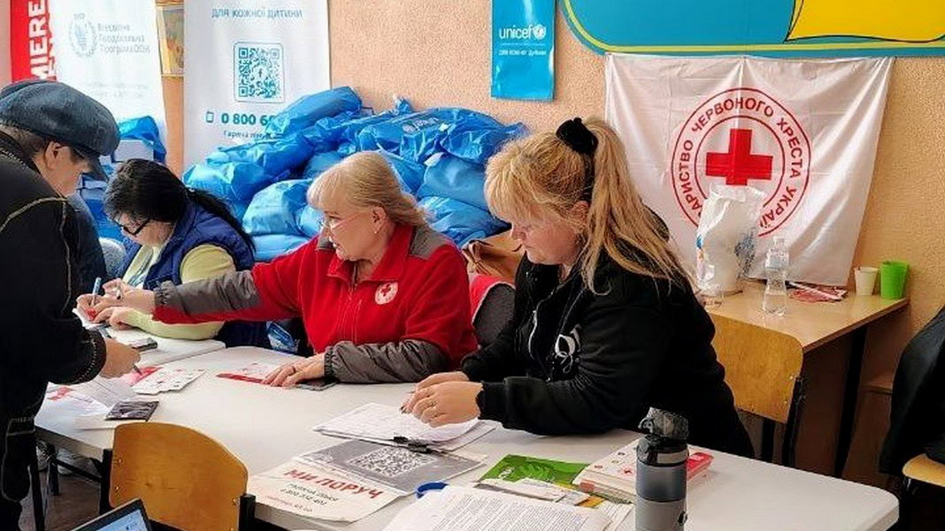 Зображення до:  Вода, ковдри та експрес-набори: як допомагають ВПО у транзитному центрі в Харкові