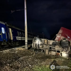 Зображення до посту: На Харківщині вантажівка зіткнулася з поїздом: затримуються рейси