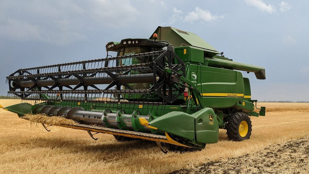 Комбайн у полі в Харківській області
