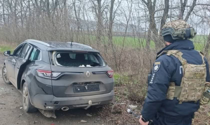 Пошкоджене від дронового удару авто в Золочівській громаді на Харківщині
