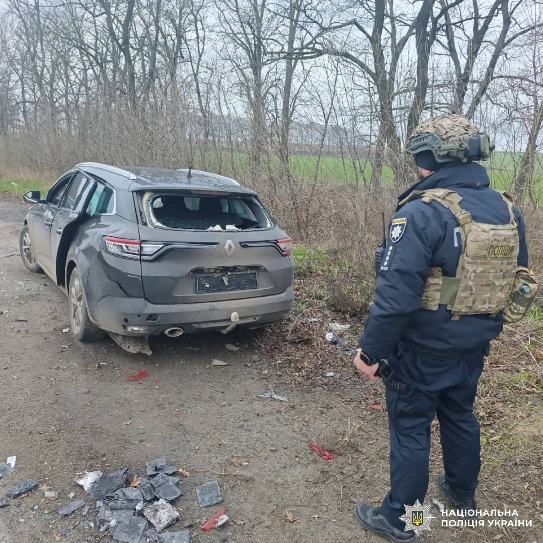 Пошкоджене від дронового удару авто на Харківщині