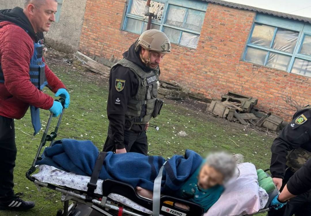 Зображення до:  З-під обстрілів на Чугуївщині евакуювали маломобільну жінку та її сина з інвалідністю