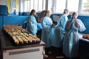 Зображення до посту: Домашнє сало та 300 пасок: Коломацька громада передала великодні подарунки пораненим захисникам