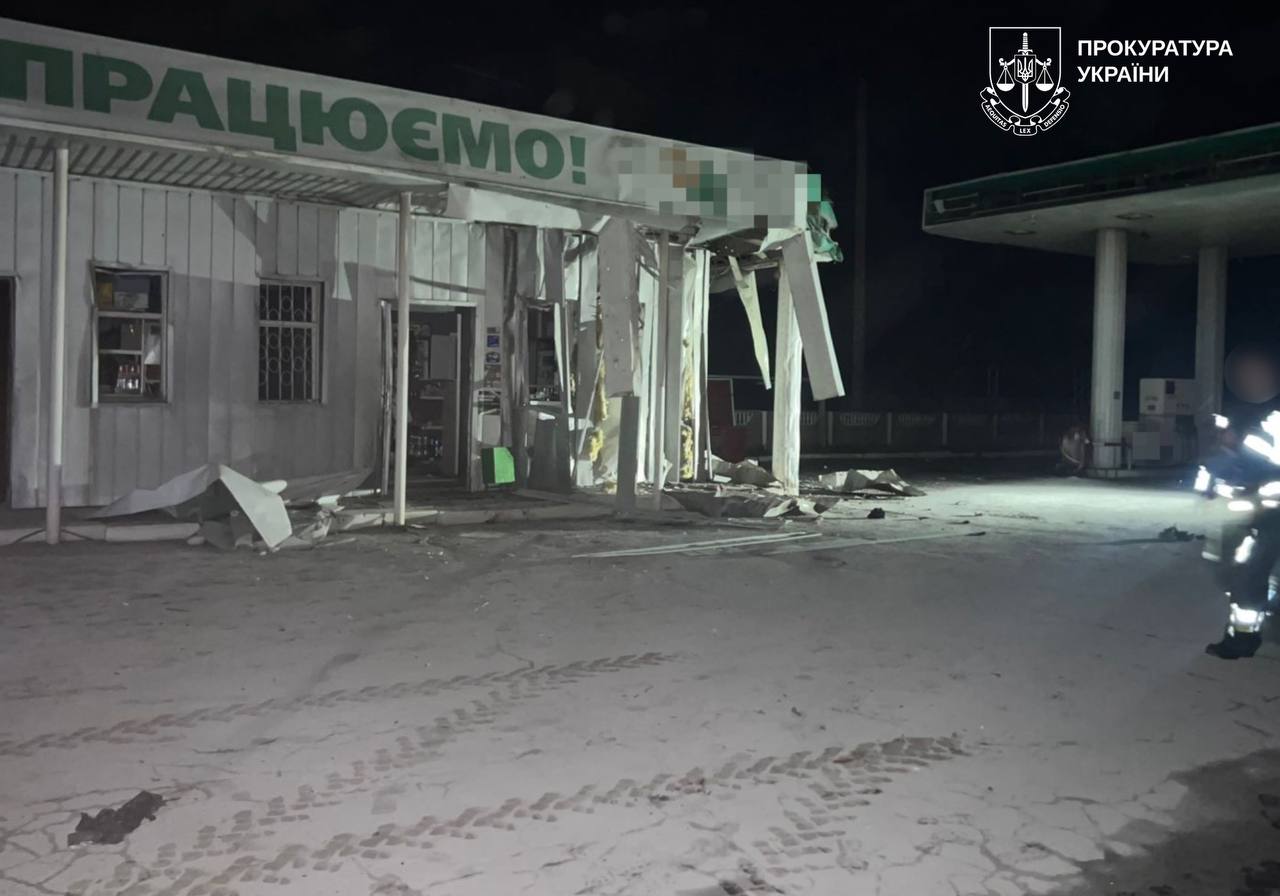 Пошкоджена від обстрілу АЗС на Харківщині