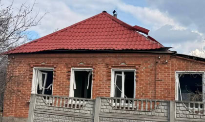 Пошкоджений обстрілом будинок у Великому Бурлуці на Харківщині, 13 квітня 2026