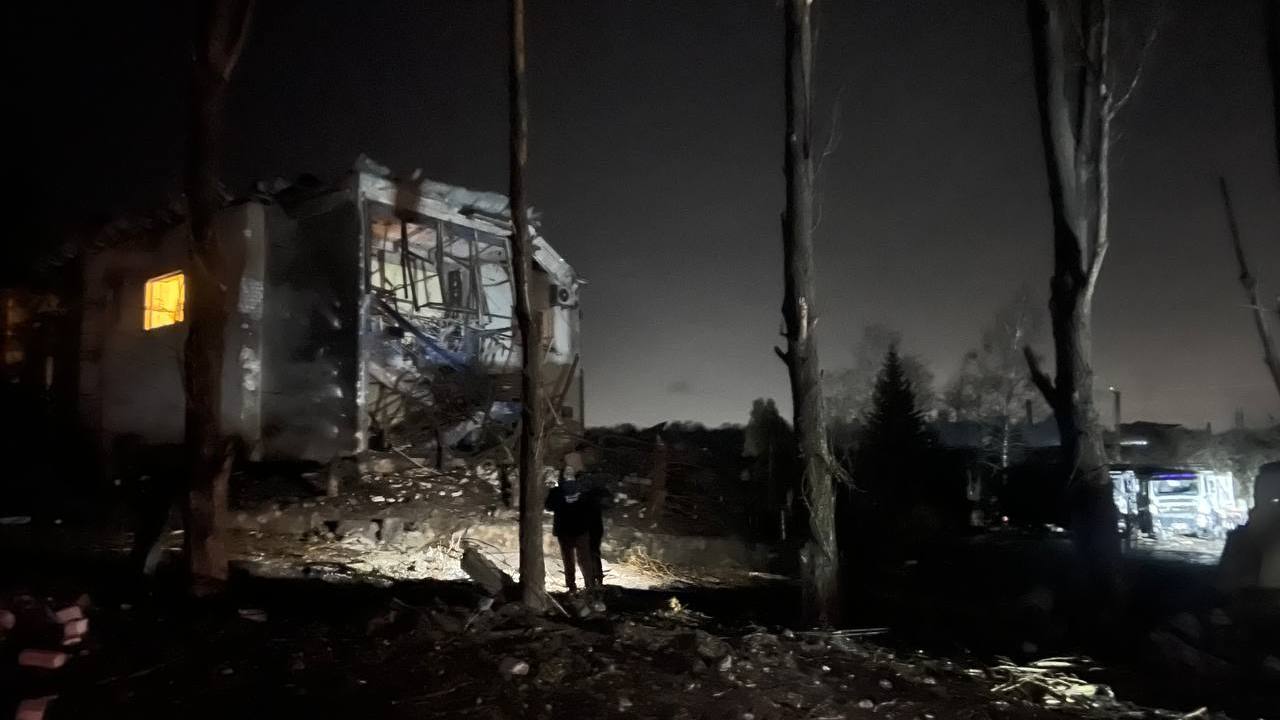 Зображення до:  Російські авіабомби пошкодили підприємство та готель під Харковом, є постраждалі