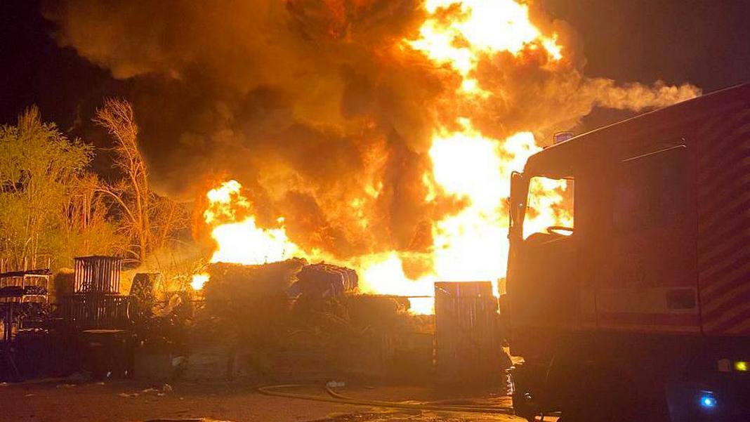 Зображення до:  росія масовано вдарила по Києву та Одесі: щонайменше 12 загиблих, серед них дитина