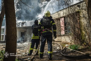 Зображення до посту: Дрон рф атакував центр Харкова: зайнялася офісна будівля