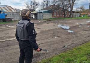 Зображення до посту: У Боровій FPV-дрон атакував чоловіка на скутері: водій загинув