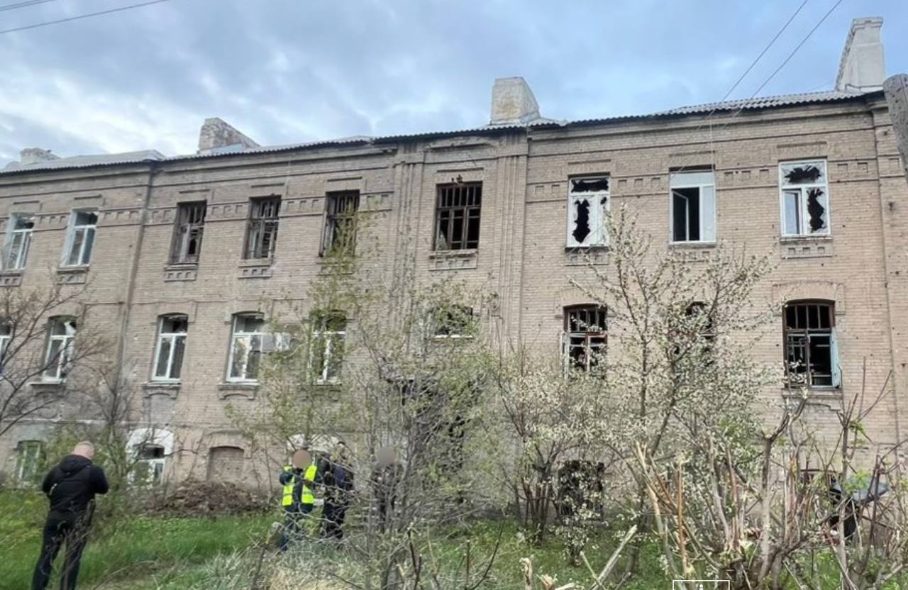 Зображення до:  Російський дрон вдарив по Основʼянському району Харкова: є постраждалі