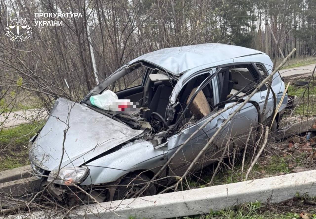 Пошкоджений дроновим ударом автомобіль під Харковом, 22 квітня 2026