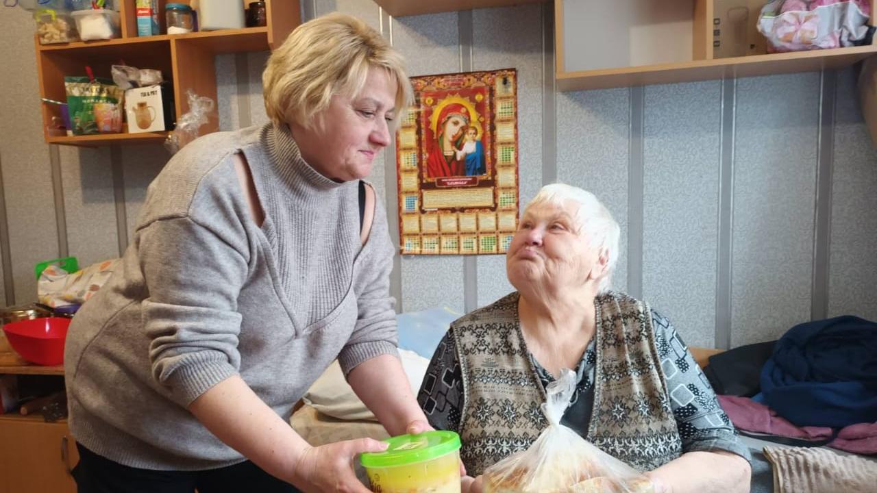 Працівниця терцентру надання соцпослуг у підопічної у Харкові