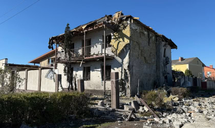 Пошкоджений від удару дрона будинок в Немишлянському районі Харкова, 25 квітня 2026