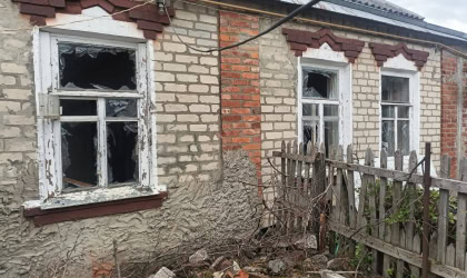 Пошкоджений від удару дрона будинок у Черкаській Лозовій на Харківщині, 26 квітня 2026