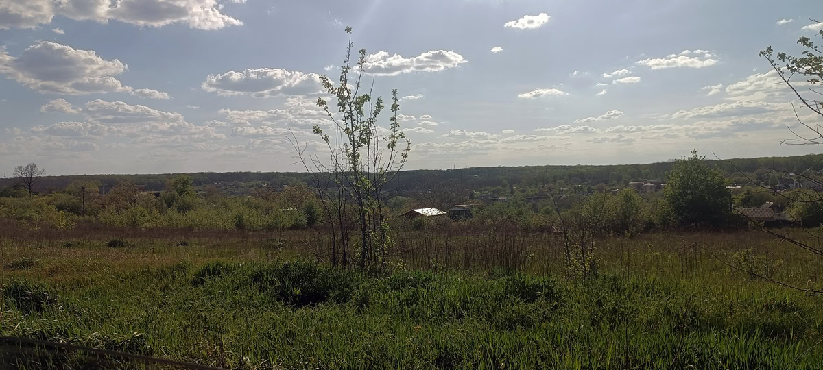 Вид на сучасне село Ржавець поруч із місцем, де стояв острожок