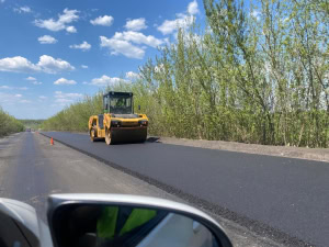 Зображення до посту: На Харківщині триває ремонт ключових трас, шляховики взялися за вулиці в Барвінковому
