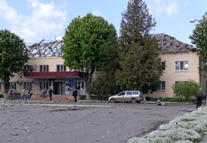 Зображення до посту: У Шевченковому дрон поцілив в адмінбудівлю: поранило комунальника та перехожу