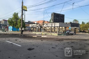 Зображення до посту: У центрі Харкова від удару дрона пошкодило зупинку і виходи з метро