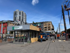 Зображення до посту: Розбита зупинка та виходи з метро: у центрі Харкова усувають наслідки обстрілу — фото