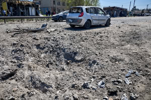 Зображення до посту: Російська ракета вдарила в дорогу у Мерефі: шестеро загиблих, понад 20 поранених