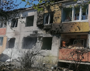 Зображення до посту: Пошкоджені будинки, дитсадок і залізнична інфраструктура: наслідки обстрілів Харківщини за добу