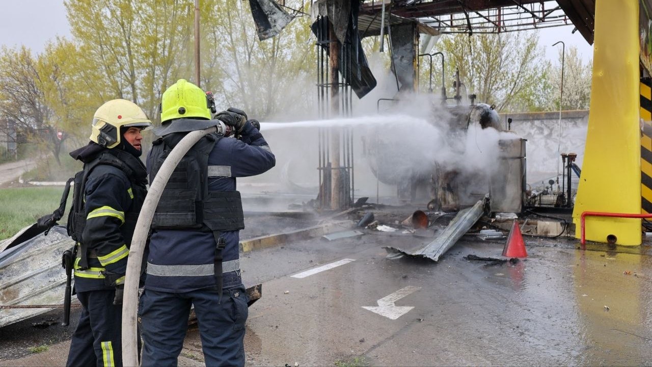 Зображення до:  Під ударами опинилися п’ять АЗС у Харкові та Чугуєві: в ДСНС показали, як гасили пожежі