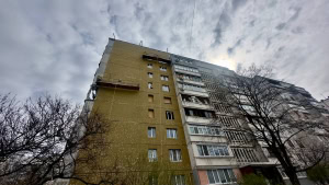 Зображення до посту: У квітні російські обстріли пошкодили близько 300 житлових будинків у Харкові