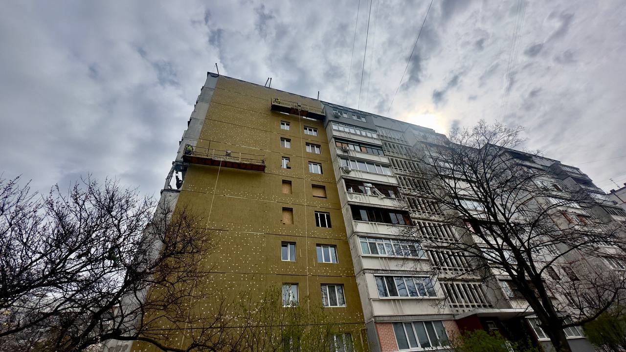 Зображення до:  У квітні російські обстріли пошкодили близько 300 житлових будинків у Харкові