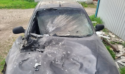 Пошкоджена дроновим ударом автівка у Слатиному Харківської області, 10 травня 2026