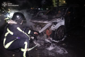 Зображення до посту: У Харкові внаслідок нічного обстрілу постраждали четверо людей, горіли машини