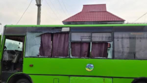 Зображення до посту: На Великобурлуччині від обстрілу постраждала 63-річна жінка, на Богодухівщині побито автобуси