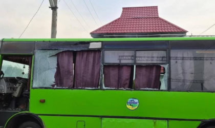 Пошкоджений від обстрілу автобус у Богодухівському районі Харківської області