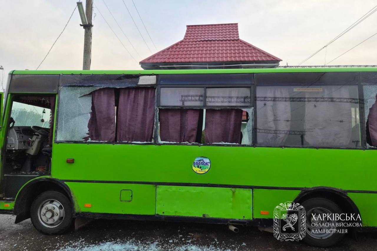 Пошкоджений від обстрілу автобус у Богодухівському районі Харківщини