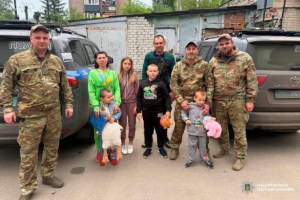 Зображення до посту: Поліцейські евакуювали з Золочівської громади чотирьох дітей та двох дорослих