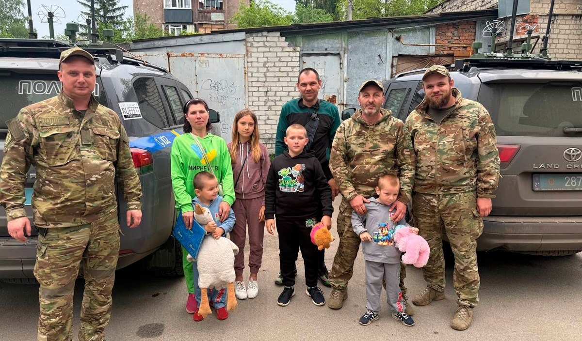 Зображення до:  Поліцейські евакуювали з Золочівської громади чотирьох дітей та двох дорослих
