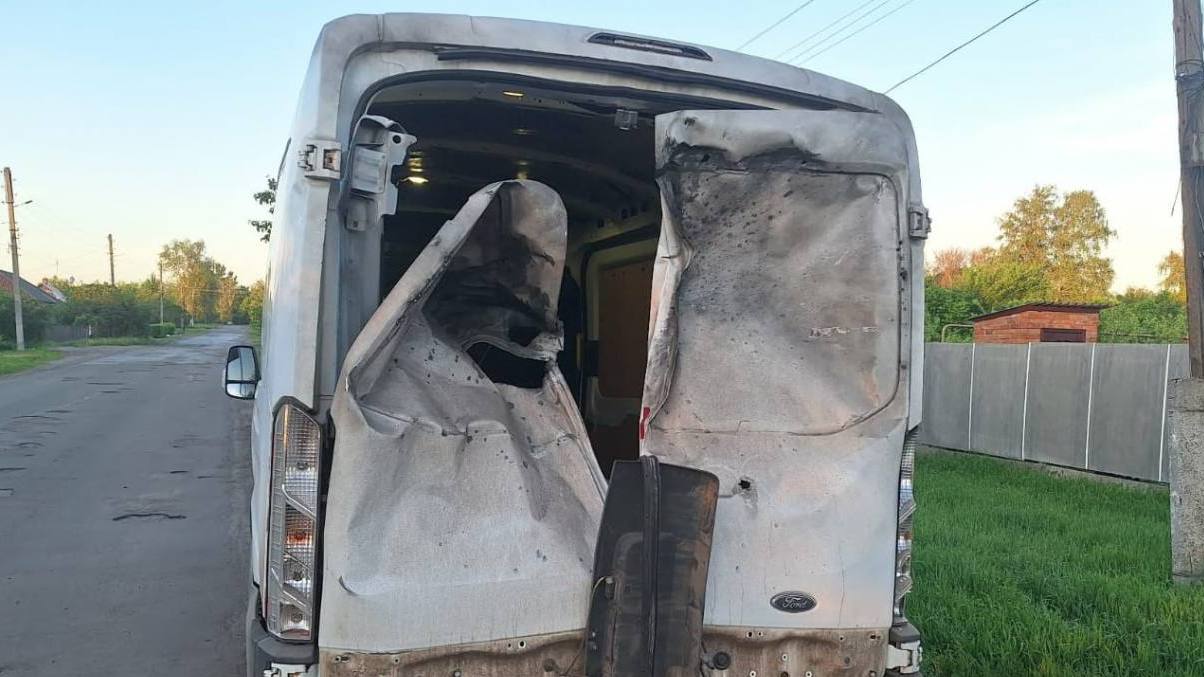 Зображення до:  Російські дрони атакували АЗС під Чугуєвом і мікроавтобус у Золочеві, постраждали цивільні