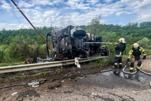Зображення до посту: На окружній Харкова обмежили рух після удару дрона по вантажівці: фото з місця