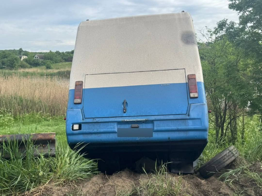Зображення до:  Під Харковом автобус врізався у вантажівку: фото