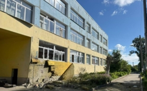 Зображення до посту: «На навчальний процес це не вплинуло»: армія рф вдарила по школі у Дергачівській громаді