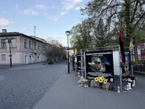 Зображення до посту: Чому Харків проміняв памʼять про захисників на тюльпани?