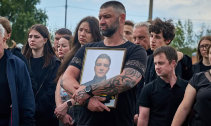 «До ранку дзвонили, а він не брав»: у Харкові поховали надзвичайників, які потрапили під повторний ракетний удар KS265539