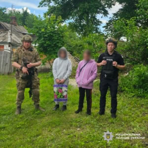 Зображення до посту: Родина повернулася у прифронтове село на Куп’янщині: поліція вдруге евакуювала жінку з донькою
