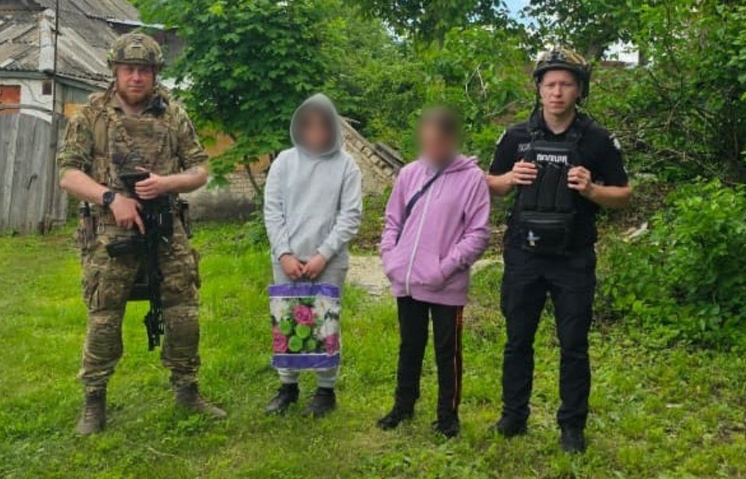 Зображення до:  Родина повернулася у прифронтове село на Куп’янщині: поліція вдруге евакуювала жінку з донькою