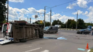 Зображення до посту: У Харкові в ДТП з авто швидкої допомоги травмувалися двоє людей