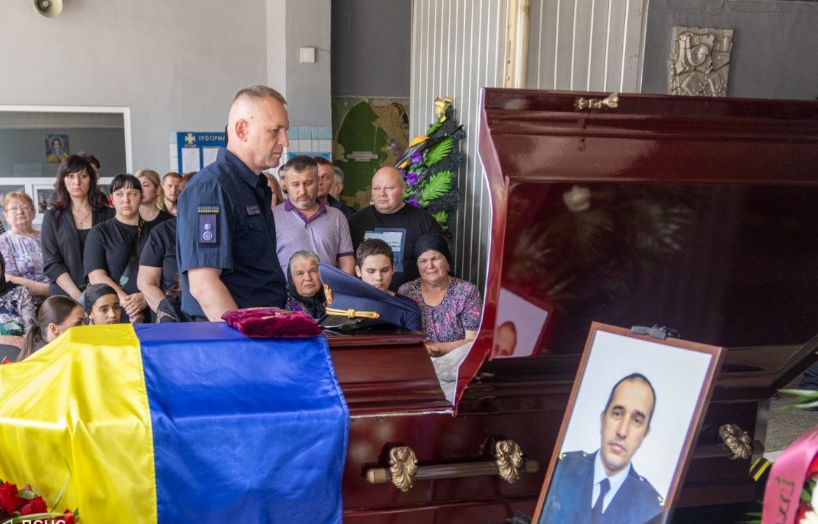 Зображення до:  У Харкові попрощалися з рятувальником Миколою Деркачем, який потрапив під повторний удар рф