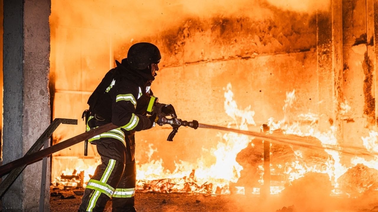 Зображення до:  У Валках і під Змієвом від обстрілів загинули цивільні, в Харкові горів склад
