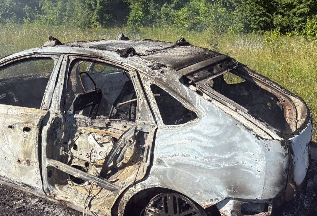 Зображення до:  FPV-дрон влучив у цивільне авто на Чугуївщині: поранені троє людей